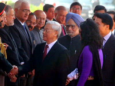 Tổng Bí thư Nguyễn Phú Trọng bắt tay các quan chức Ấn Độ