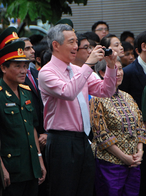 Bằng chiếc ảnh nhỏ con Thủ tướng Singapore Lý Hiển Long đã ghi lại hình ảnh các màn biểu diễn của diễn viên