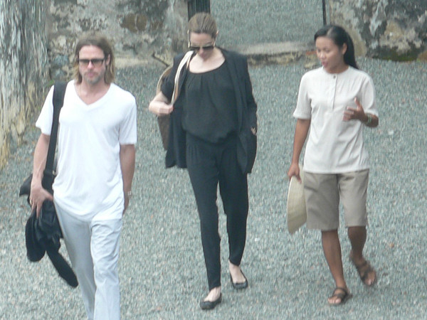 Vợ chồng Brad Pitt và Angelina đi thăm khu chuồng cọp Côn Đảo ngày 14-11