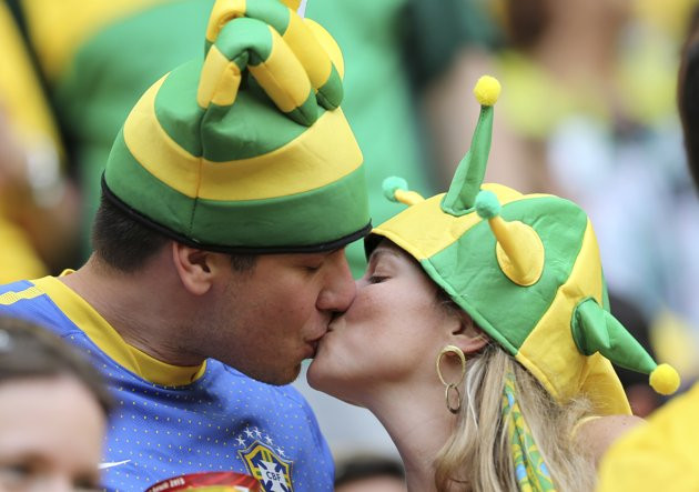 Tất nhiên không thể thiếu những nụ hôn trên khán đài