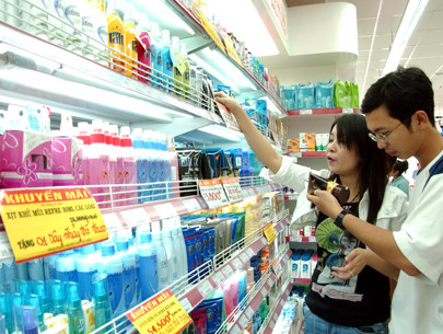 Cục Quản lý giá cho biết, cung cầu hàng hóa trong nước vẫn cơ bản ổn định, giá một số hàng hóa thiết yếu có xu hướng ổn định hoặc giảm như lúa, gạo, đường,..