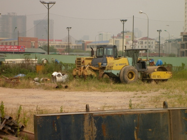 Những chiếc máy công trình mang thương hiệu Vimeco giờ đã trở nên han gỉ, nằm chỏng chơ phơi mưa phơi nắng