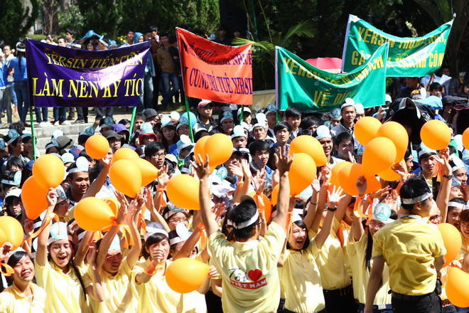 Sinh viên ĐH Yersin Đà Lạt cổ vũ đội nhà. Ảnh: Mai Vinh