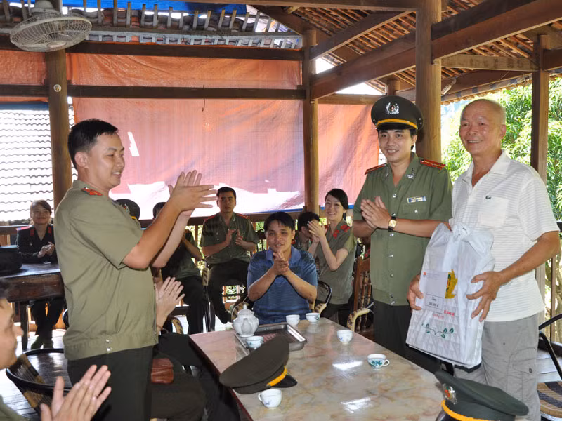 Thăm và tặng quà thương binh hạng 4/4 Ngô Văn Toàn