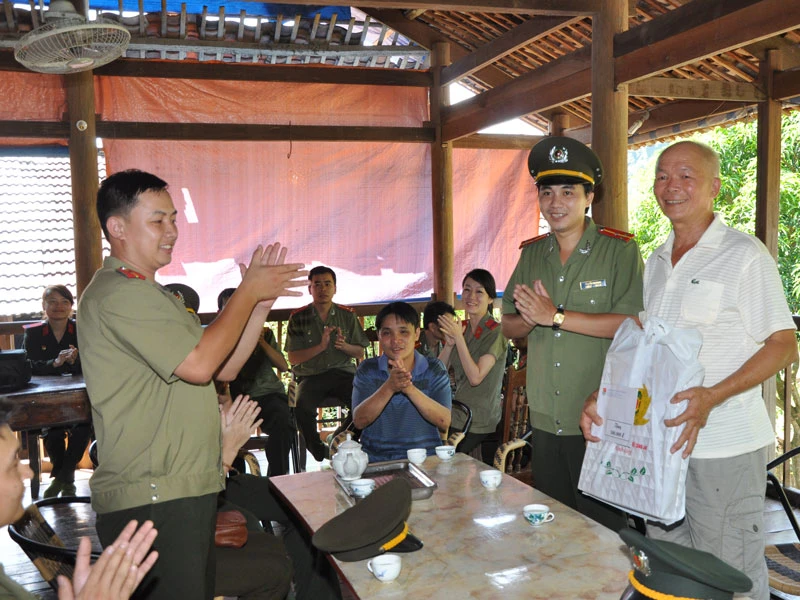 Thăm và tặng quà thương binh hạng 4/4 Ngô Văn Toàn