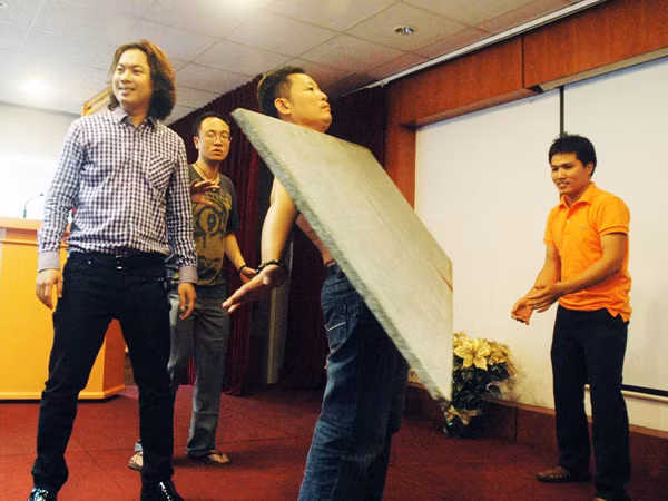 Trình diễn khả năng hút đá bằng cảm xạ. Ảnh: T.N.A