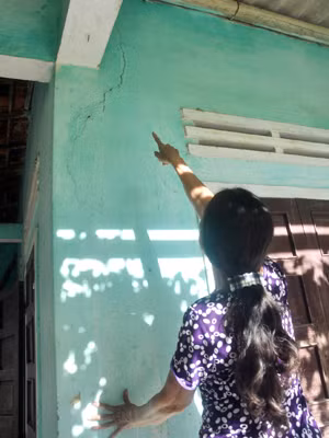 Nhà dân thôn Năng Tây 3 bị nứt do Cty khoáng sản Quảng Ngãi nổ mìn khai thác đá. Ảnh: V.H