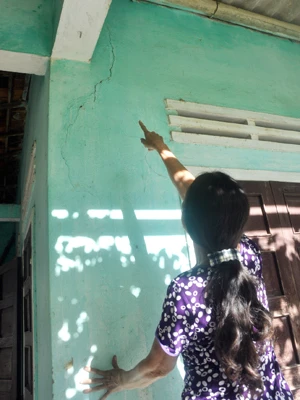 Nhà dân thôn Năng Tây 3 bị nứt do Cty khoáng sản Quảng Ngãi nổ mìn khai thác đá. Ảnh: V.H