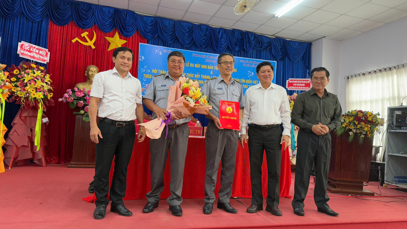 Lãnh đạo Cục Kiểm ngư và tỉnh Cà Mau trao Quyết định thành lập khu bảo tồn biển tỉnh Cà Mau.