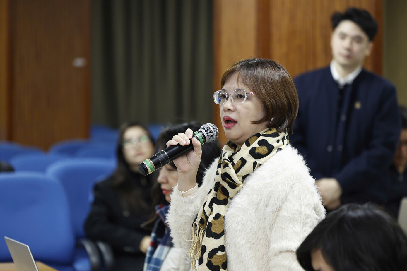 Phóng viên báo Tiền Phong, báo Thanh Niên đặt câu hỏi tại buổi họp báo. Ảnh: Như Ý