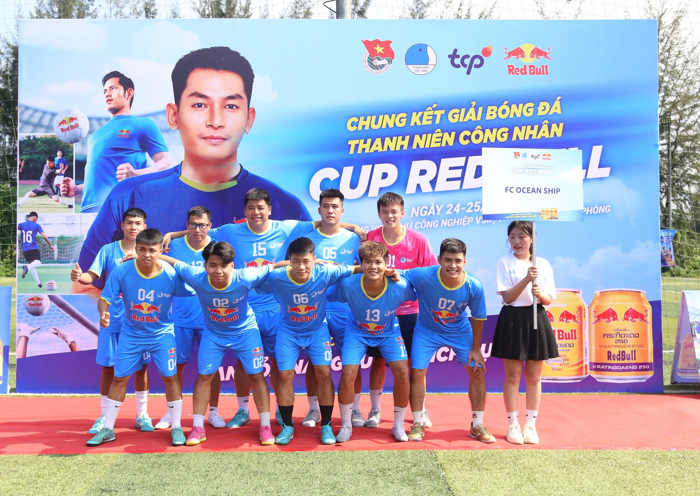 Tình yêu bóng đá của các thanh niên công nhân cũng được cháy hết mình với “Giải Bóng đá Thanh niên Công nhân - Cúp Red Bull”. Tình yêu bóng đá của các thanh niên công nhân cũng được cháy hết mình với “Giải Bóng đá Thanh niên Công nhân - Cúp Red Bull”.