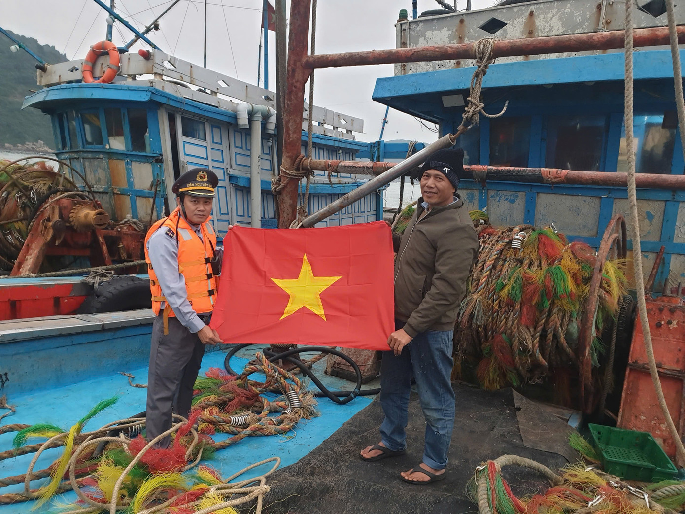 Lực lượng kiểm ngư tặng cờ Tổ quốc và hướng dẫn ngư dân tuân thủ pháp luật về thủy sản khi khai thác trên biển. Lực lượng kiểm ngư tặng cờ Tổ quốc và hướng dẫn ngư dân tuân thủ pháp luật về thủy sản khi khai thác trên biển.