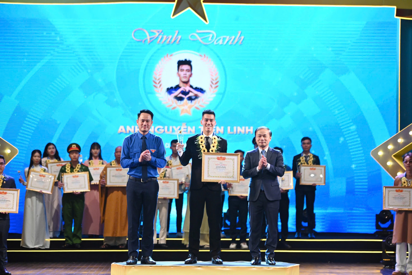 Phó Trưởng Ban thường trực Ban Dân vận T.Ư Phạm Tất Thắng cùng Phó Chủ tịch thường trực T.Ư Hội LHTN Việt Nam Nguyễn Kim Quy trao giải thưởng “Thanh niên sống đẹp” cho Tuyển thủ quốc gia Nguyễn Tiến Linh Phó Trưởng Ban thường trực Ban Dân vận T.Ư Phạm Tất Thắng cùng Phó Chủ tịch thường trực T.Ư Hội LHTN Việt Nam Nguyễn Kim Quy trao giải thưởng “Thanh niên sống đẹp” cho Tuyển thủ quốc gia Nguyễn Tiến Linh