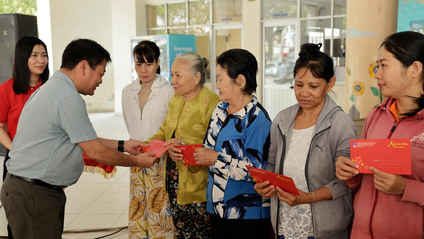 Phú Mỹ sẽ trao khoảng 8 nghìn phần quà Tết, với tổng giá trị 8 tỷ đồng tới các đối tượng chính sách và các hộ gia đình có hoàn cảnh khó khăn. Phú Mỹ sẽ trao khoảng 8 nghìn phần quà Tết, với tổng giá trị 8 tỷ đồng tới các đối tượng chính sách và các hộ gia đình có hoàn cảnh khó khăn.