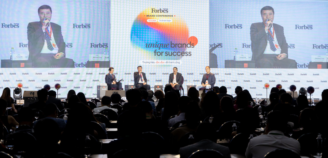 Từ trái qua: ông Hoàng Ngọc Minh Toàn, Phó chủ tịch HĐQT PHC Media – điều phối viên; ông Trương Sỹ Bá, Chủ tịch Tập đoàn Tân Long; ông Bhardwaj Vinay, Phó Chủ tịch kiêm Tổng giám đốc Indorama Ventures Việt Nam; ông Cao Hoài Dương, Chủ tịch PVOIL Từ trái qua: ông Hoàng Ngọc Minh Toàn, Phó chủ tịch HĐQT PHC Media – điều phối viên; ông Trương Sỹ Bá, Chủ tịch Tập đoàn Tân Long; ông Bhardwaj Vinay, Phó Chủ tịch kiêm Tổng giám đốc Indorama Ventures Việt Nam; ông Cao Hoài Dương, Chủ tịch PVOIL