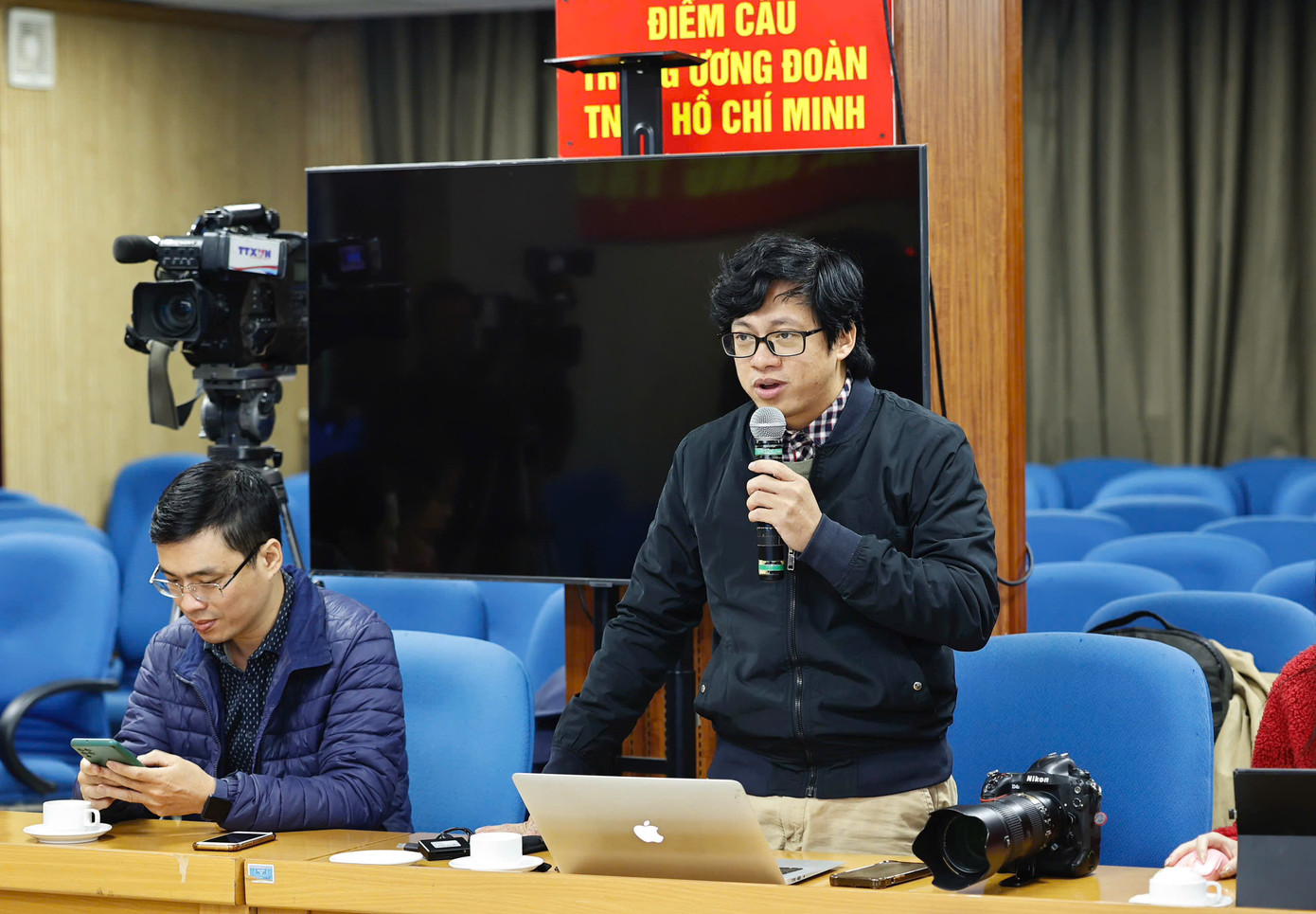 Phóng viên báo Tiền Phong, báo Thanh Niên đặt câu hỏi tại buổi họp báo. Ảnh: Như Ý