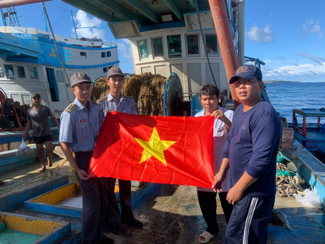 Các đoàn tuần tra kết hợp tuyên truyền, phổ biến pháp luật, tặng cờ Tổ quốc cho ngư dân. Các đoàn tuần tra kết hợp tuyên truyền, phổ biến pháp luật, tặng cờ Tổ quốc cho ngư dân.