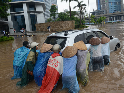 Nhiều người dân được chủ xe thuê với giá 700 nghìn đồng đẩy xe thoát khỏi chỗ ngập. Ảnh: Ngọc Châu. Nhiều người dân được chủ xe thuê với giá 700 nghìn đồng đẩy xe thoát khỏi chỗ ngập. Ảnh: ngọc châu
