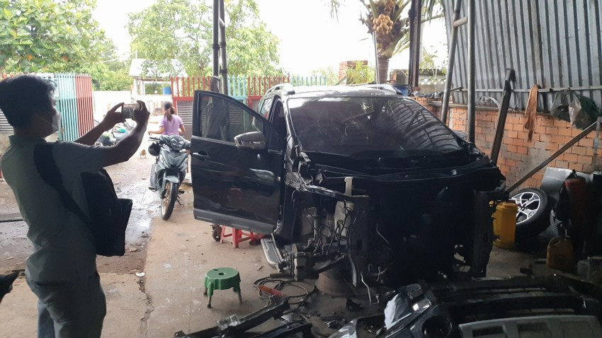 Chiếc xe của anh C đang được để ở một gara gần nơi xảy ra va chạm. Ảnh: NT Chiếc xe của anh C đang được để ở một gara gần nơi xảy ra va chạm. Ảnh: NT