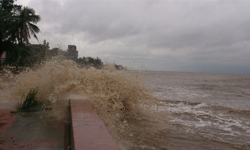 Bão gây sóng lớn ở Hải Phòng. Ảnh: Phạm Duẩn