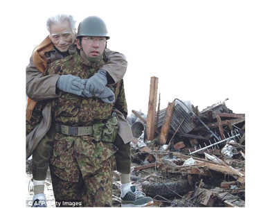 Một người lính cứu được một cụ già sống sót trong đống đổ nát