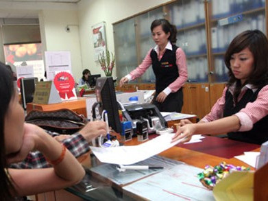 Người lao động đang chờ tin thưởng tết từ doanh nghiệp. Ảnh: Kỳ Anh