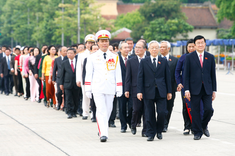 Tổng Bí thư Nguyễn Phú Trọng và Chủ tịch nước Trương Tấn Sang dẫn đầu đoàn đại biểu vào thăm lăng Bác sáng 21-5. Ảnh: Hồng Vĩnh