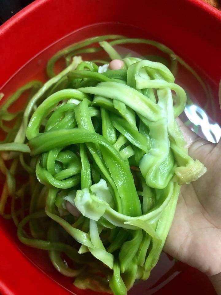 Sau khi ngâm nước tứ 2-3 tiếng, rau sẽ khôi phục lại hình dáng ban đầu và có vị giòn (Ảnh: bigomart) Sau khi ngâm nước tứ 2-3 tiếng, rau sẽ khôi phục lại hình dáng ban đầu và có vị giòn (Ảnh: bigomart)