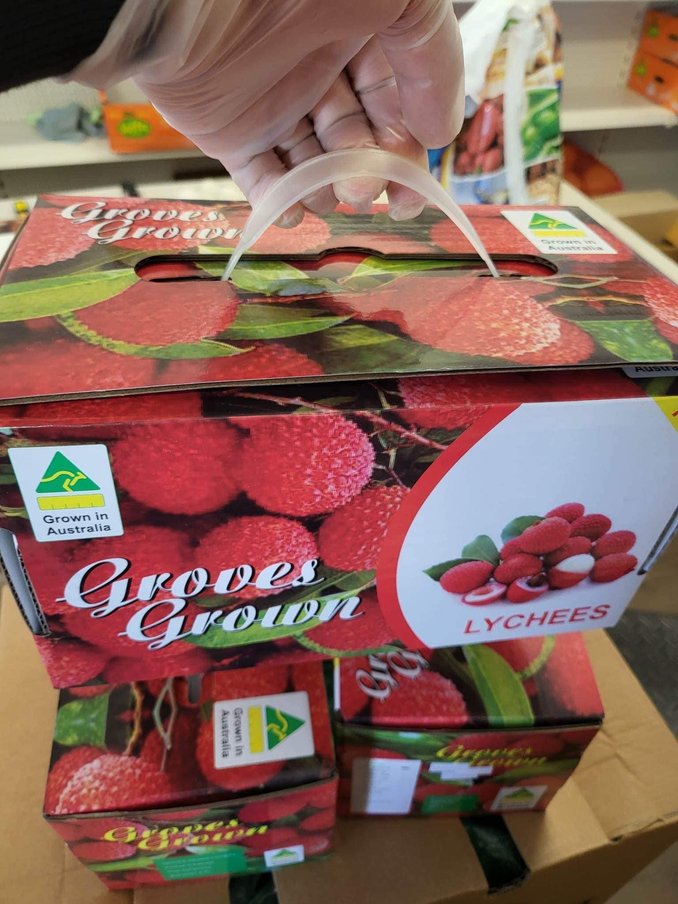 Vải thiều Úc được chọn mua làm quà biếu tặng Tết bởi tâm lý thích hàng độc lạ của người Việt. Vải thiều Úc được chọn mua làm quà biếu tặng Tết bởi tâm lý thích hàng độc lạ của người Việt.