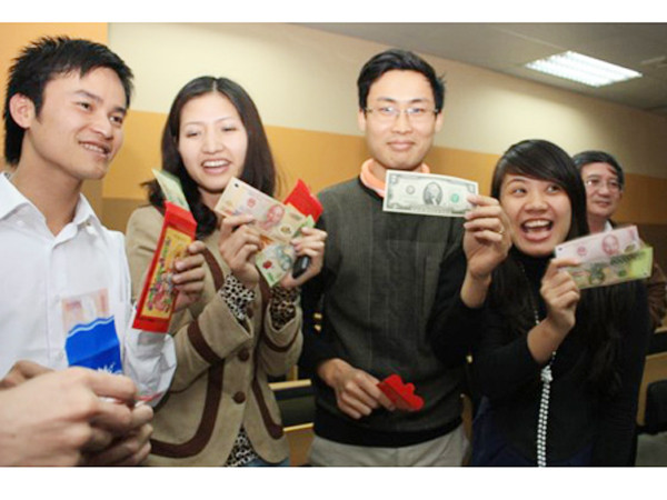 Niềm vui nhận mừng tuổi. Ảnh: C.T