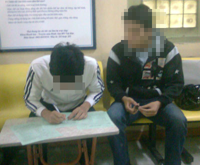 Hai sinh viên đang làm thủ tục cho máu. Ảnh: Bee.net