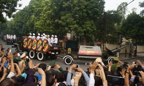 Hàng triệu người dân ra đường tiễn biệt trong ngày đưa tang Đại tướng. Hàng triệu người dân ra đường tiễn biệt trong ngày đưa tang Đại tướng