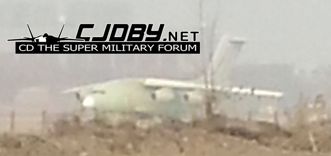 Ảnh chụp máy bay Y-20 trong sương mù tại sân bay một nhà máy. Ảnh chụp máy bay Y-20 trong sương mù tại sân bay một nhà máy