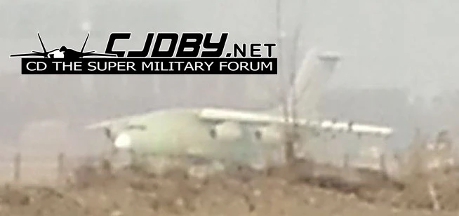 Ảnh chụp máy bay Y-20 trong sương mù tại sân bay một nhà máy