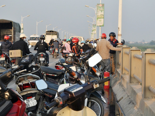 Sự việc gây ùn tắc giao thông kéo dài trên cầu Vĩnh Tuy