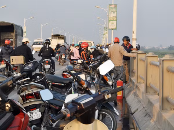 Sự việc gây ùn tắc giao thông kéo dài trên cầu Vĩnh Tuy