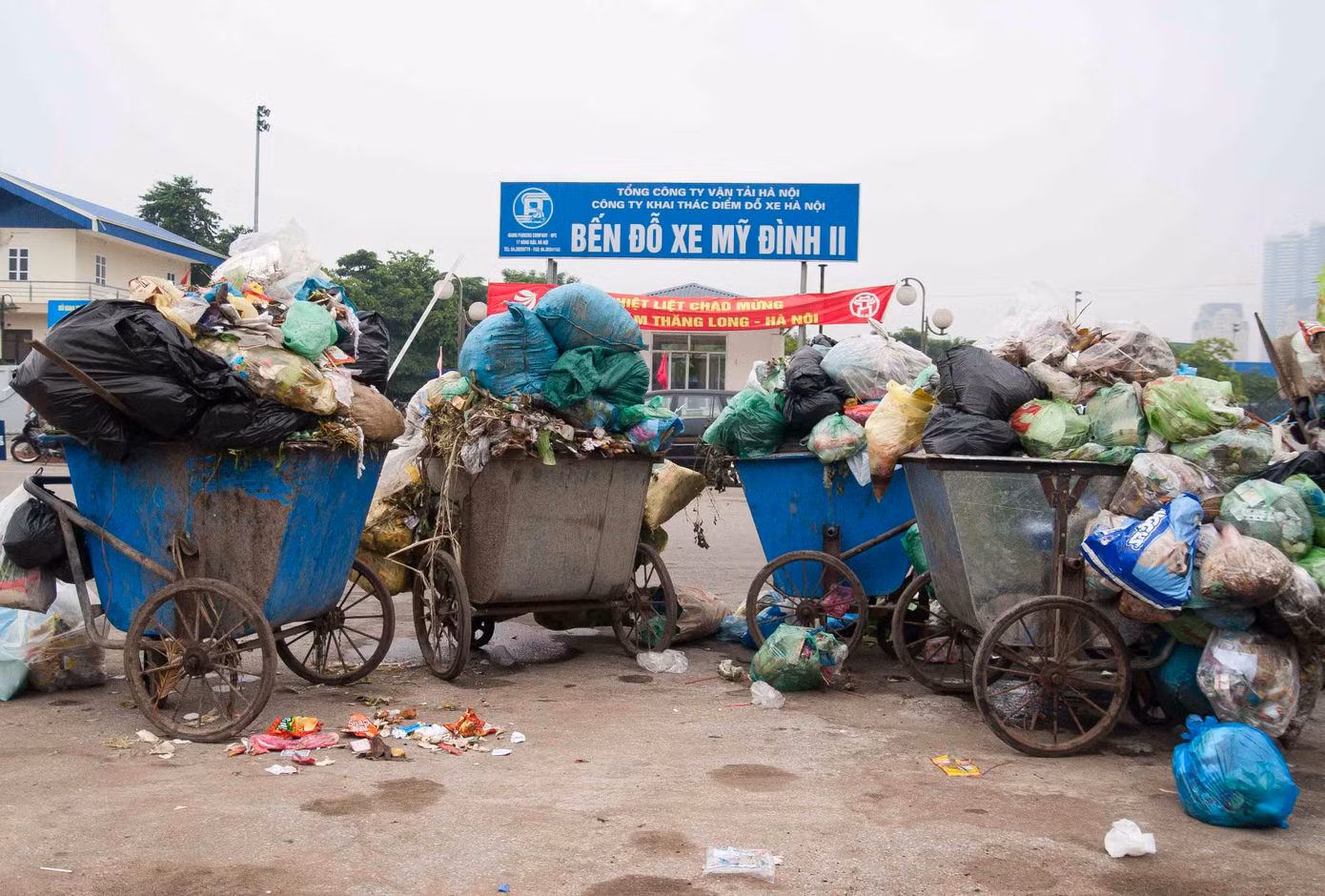 Theo ông Ngô Xuân Giang, Đội trưởng đội cải tạo và sửa chữa công viên cây xanh, chỉ tính riêng khuôn viên Đường Lê Quang Đạo từ 6h sáng đến bây giờ ( 9h30) , lượng rác thải đã xấp xỉ 1.8 tấn.