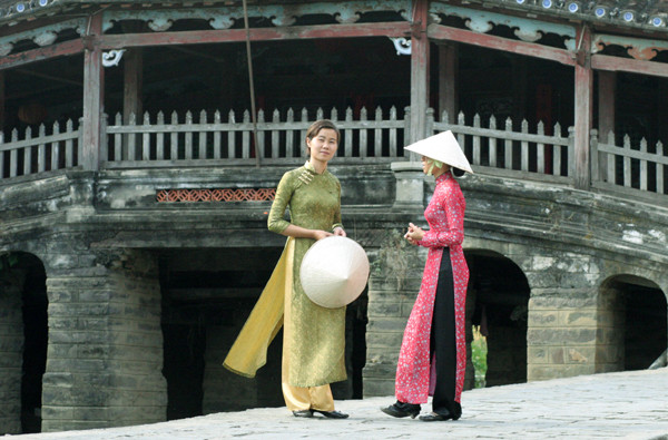 Nét cổ kính của cây cầu hợp điệu với tà áo dài truyền thống của phụ nữ Việt