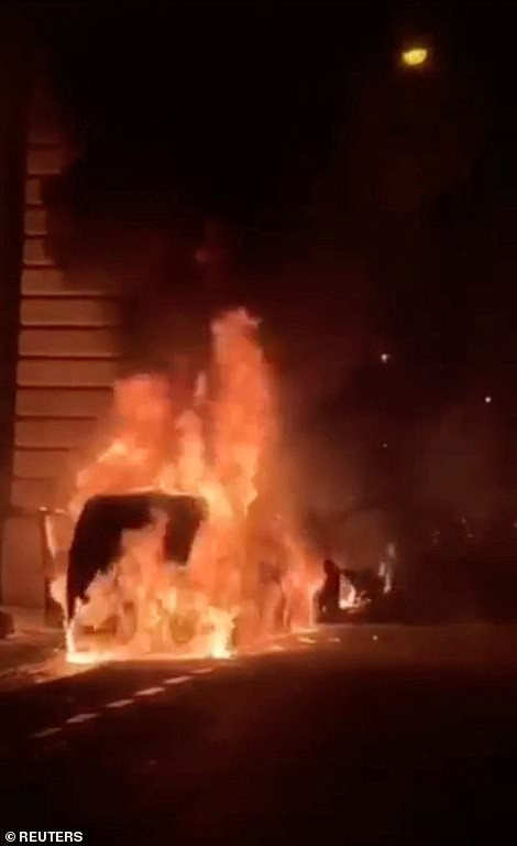 Phe Áo vàng đốt phá thâu đêm, tháp Eiffel chìm trong khói đen ảnh 3