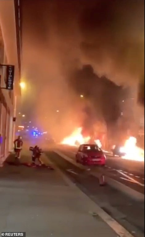 Phe Áo vàng đốt phá thâu đêm, tháp Eiffel chìm trong khói đen ảnh 4