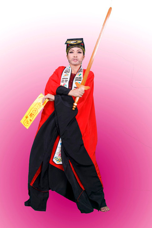 Ca sĩ Phương Thanh cũng góp mặt trong MV và hóa thân thành một 