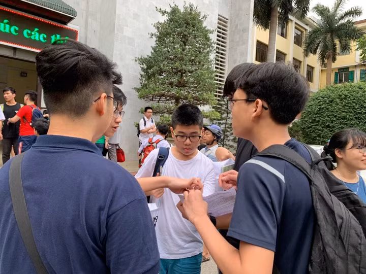 Đề thi môn Toán lớp 10 Trường THPT Chuyên Sư phạm: Dễ ‘ăn điểm’ ảnh 5 Đề thi môn Toán lớp 10 Trường THPT Chuyên Sư phạm: Dễ ‘ăn điểm’ ảnh 5