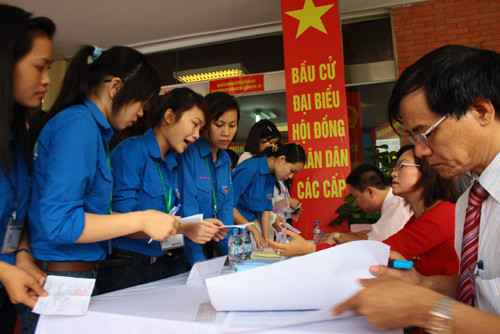 Các bàn làm việc luôn chật cứng sinh viên