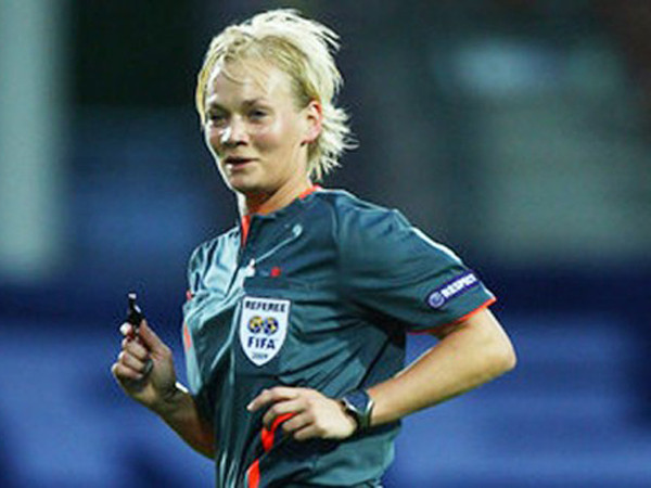 Trọng tài Bibiana từng tủi nhục trước hành vi lố lăng của..