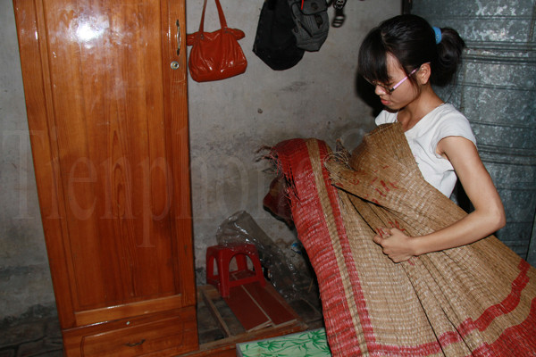 Hậu bảo, nếu không làm được gia sư, sẵn sàng đi rửa bát thuê để kiếm tiền đi học. Trong ảnh, Hậu đang dọn dẹp đồ đạc chuẩn bị nhập trường. Ảnh: Trường Phong