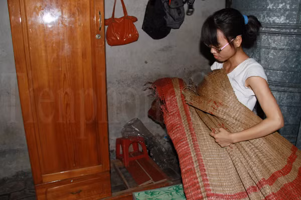 Hậu bảo, nếu không làm được gia sư, sẵn sàng đi rửa bát thuê để kiếm tiền đi học. Trong ảnh, Hậu đang dọn dẹp đồ đạc chuẩn bị nhập trường. Ảnh: Trường Phong
