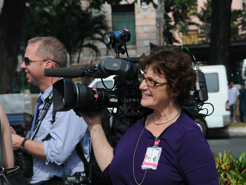 Phóng viên nước ngoài cùng chờ ông Kerry