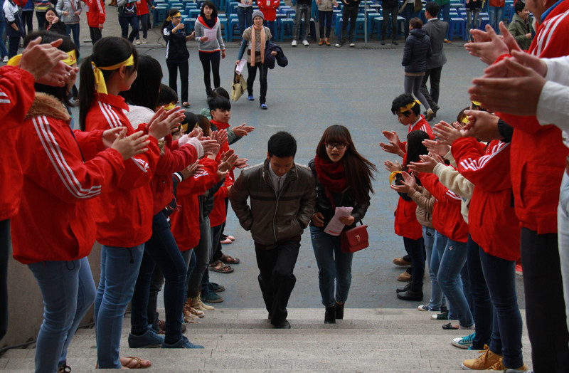 Những bạn trẻ đến hiến máu còn được chào đón nồng nhiệt một lần nữa trước phòng hiến máu