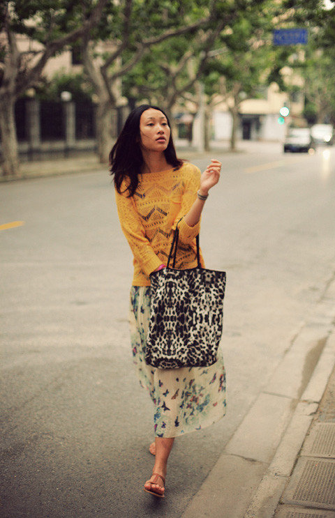 Huyền Trang lại chọn phong cách dịu dàng và nữ tính