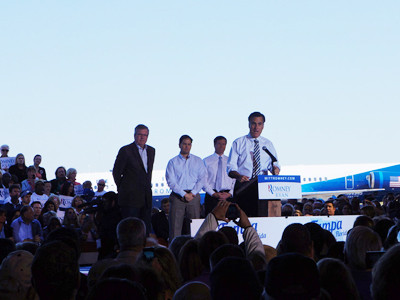 Chuyên cơ chờ cất cánh đưa ông Romney tới điểm vận động tranh cử khác. Chuyên cơ chờ cất cánh đưa ông Romney tới điểm vận động tranh cử khác